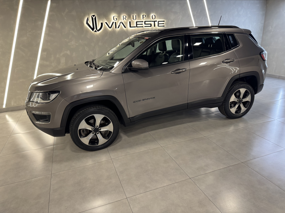 Foto JEEP COMPASS LONGITUDE D 4X4 MODELO 2017