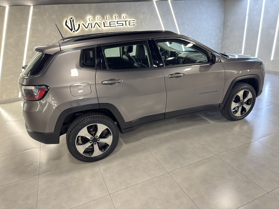 Foto JEEP COMPASS LONGITUDE D 4X4 MODELO 2017